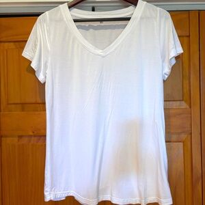 White Size Medium V-Neck Short Sleeve Women's T-Shirt